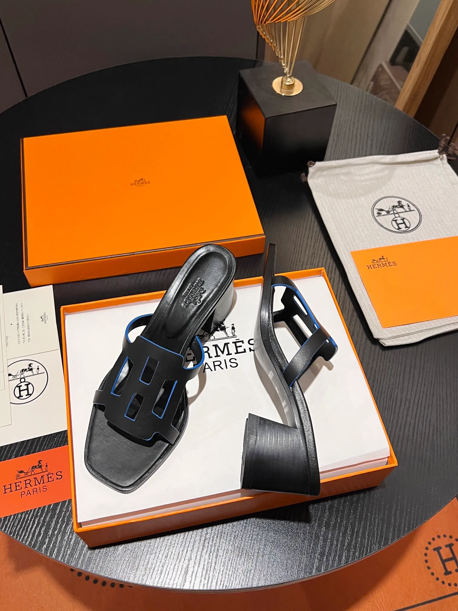 👟👟Ex-factory price 560👟👟 💋New! HERMES, 2024 thick heel series hollow H slides, look great on the feet! Original replica, synchronized at the counter. Upper material: advanced custom-made first-layer calfskin, inner padding sheepskin, Italian leather outsole. Multiple color options! Heel height: 6.5cm Size: 34-43 (34 41 42 43 customized items are non-refundable)